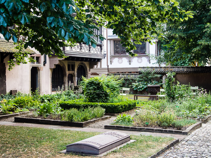 Nádvoří u katedrály