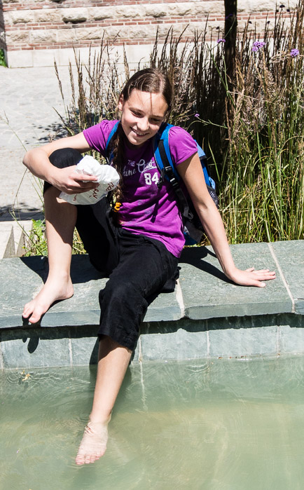 Četné vodní kanály v parku u katedrály