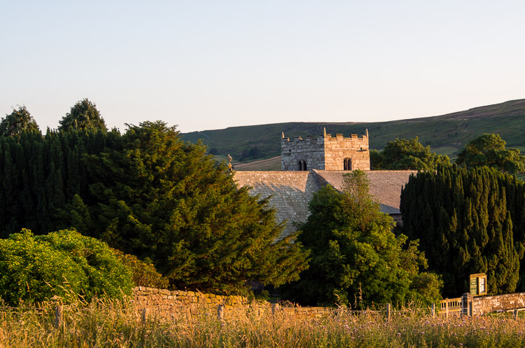 Večerní světlo v krajině nedaleko farmy