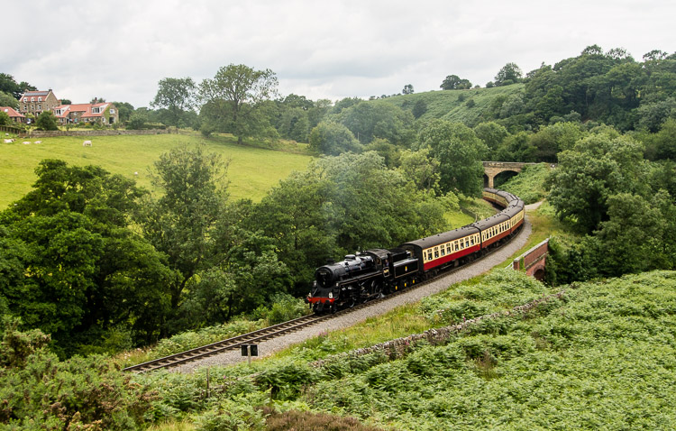 Cesta do Beck Hole podél železnice
