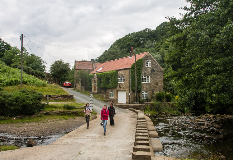 Cesta do Beck Hole podél železnice