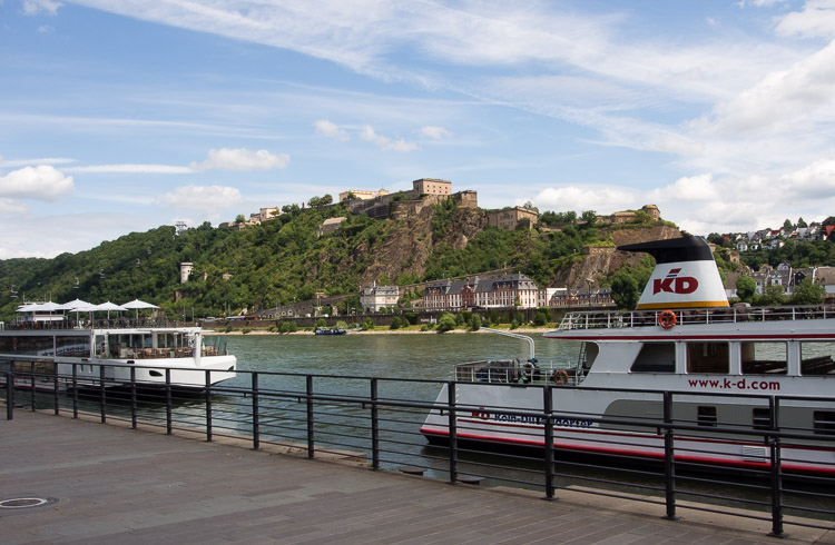 Deutches Eck - řeka Rýn, vzadu Festung Ehrenbreitstein
