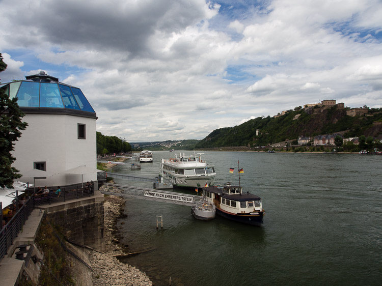 Deutches Eck - řeka Rýn, vzadu Festung Ehrenbreitstein