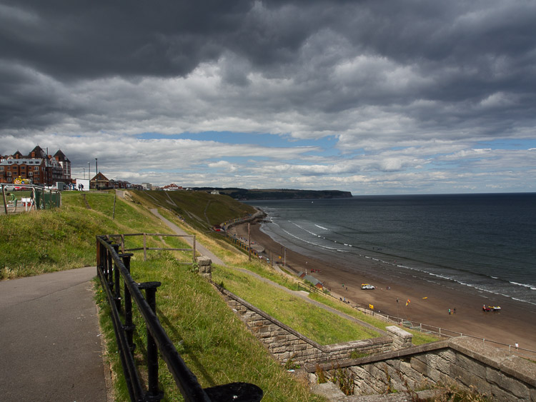 Whitby - promenáda nad pláží