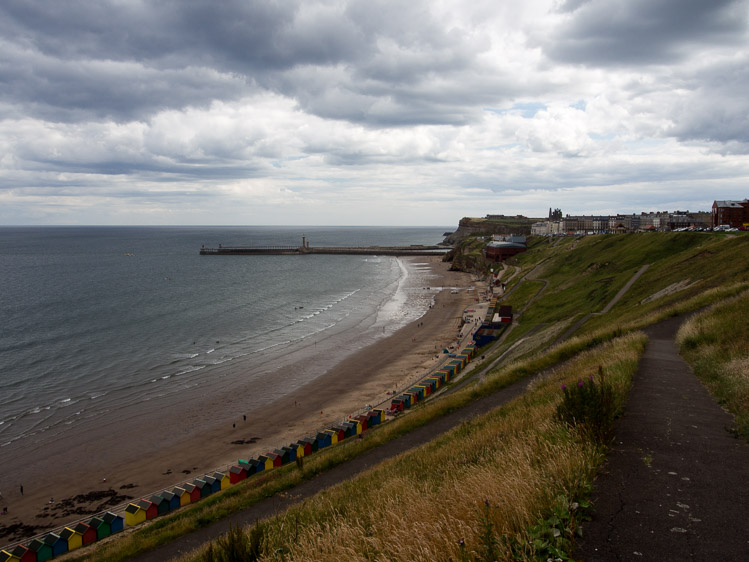 Whitby - promenáda nad pláží