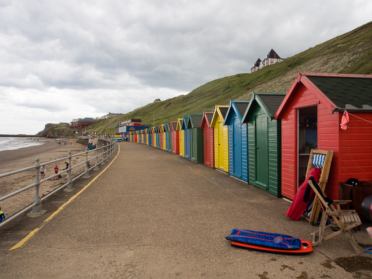 Whitby - budky u pláže
