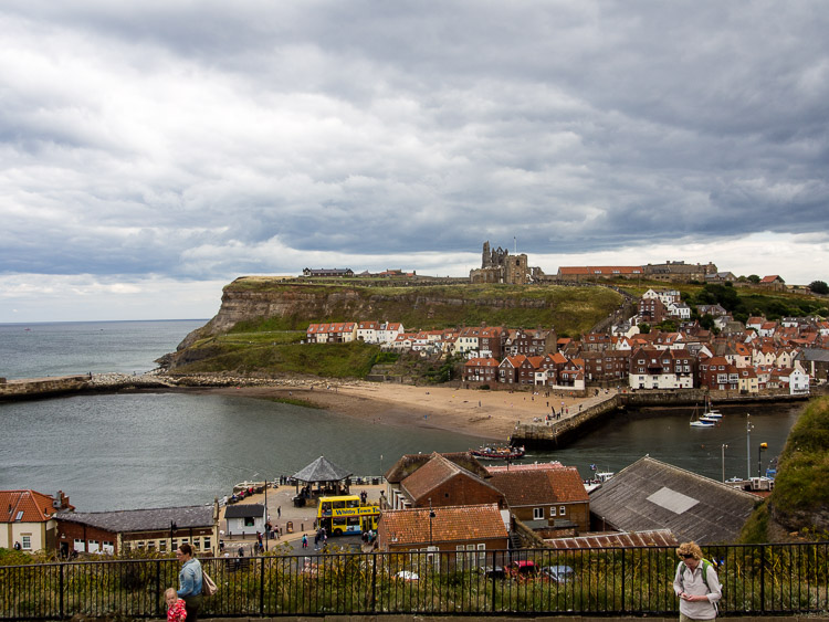 Whitby - pohled na klášter a kostel