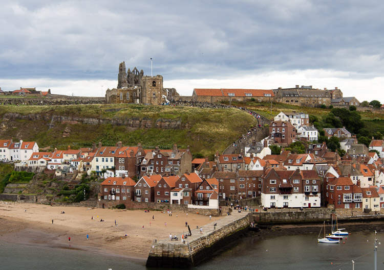 Whitby - pohled na klášter a kostel