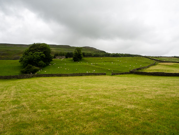 Pastviny, kamenné zídky a úzká vrátka