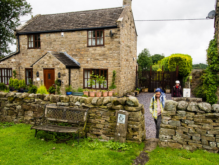 Cesta vede přímo přes soukromé dvorky